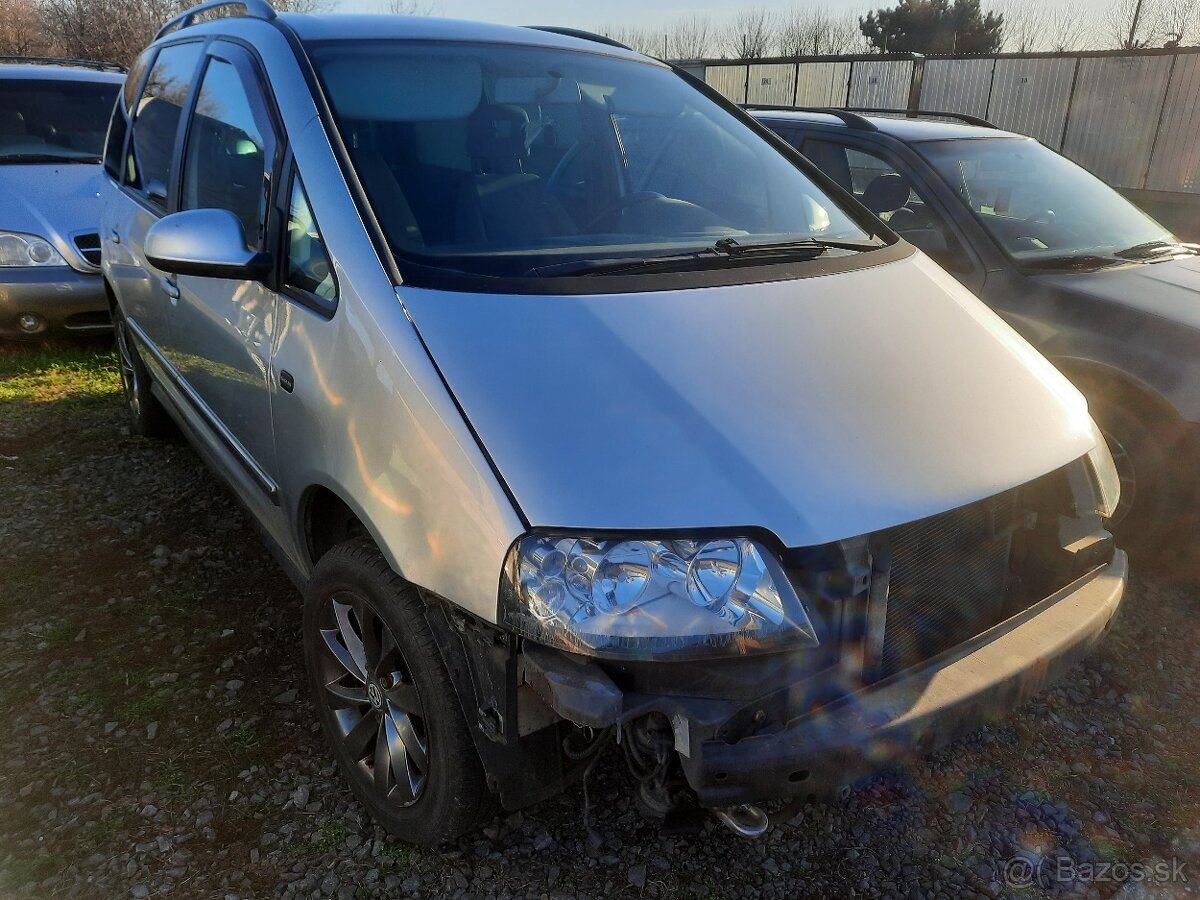 Rozpredam Volkswagen Sharan 1,9 tdi 96kw Farba strieborna.