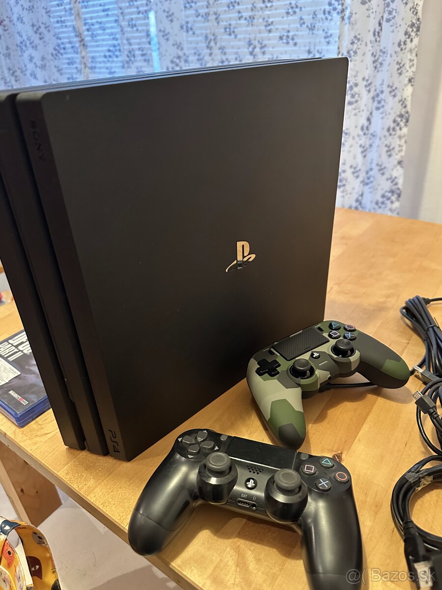 Playstation 4 Pro (plus 2 ovládače a 2 hry)