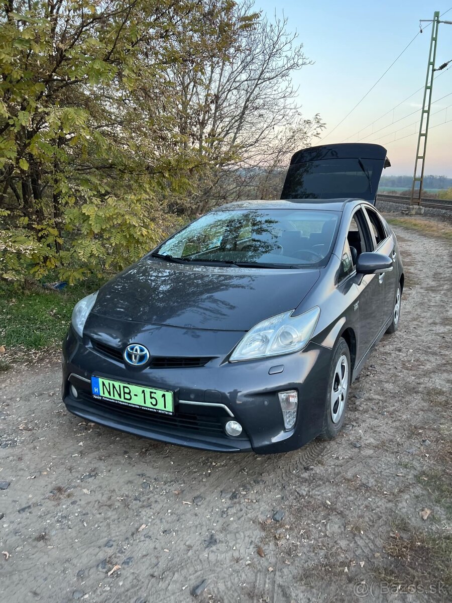 Toyota Prius 1.8 benzín 2012 plugin hybrid