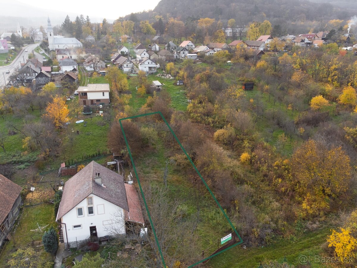 Stavebný prevažne rovinatý pozemok v obci Slanec