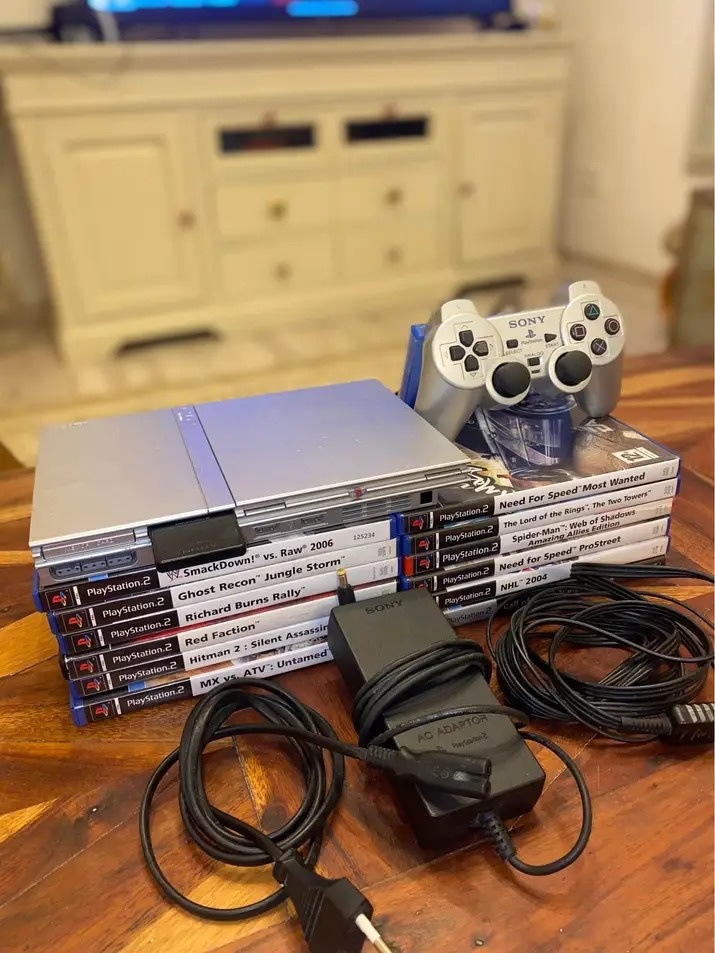 Predám - Playstation 2 Slim Silver + Hry