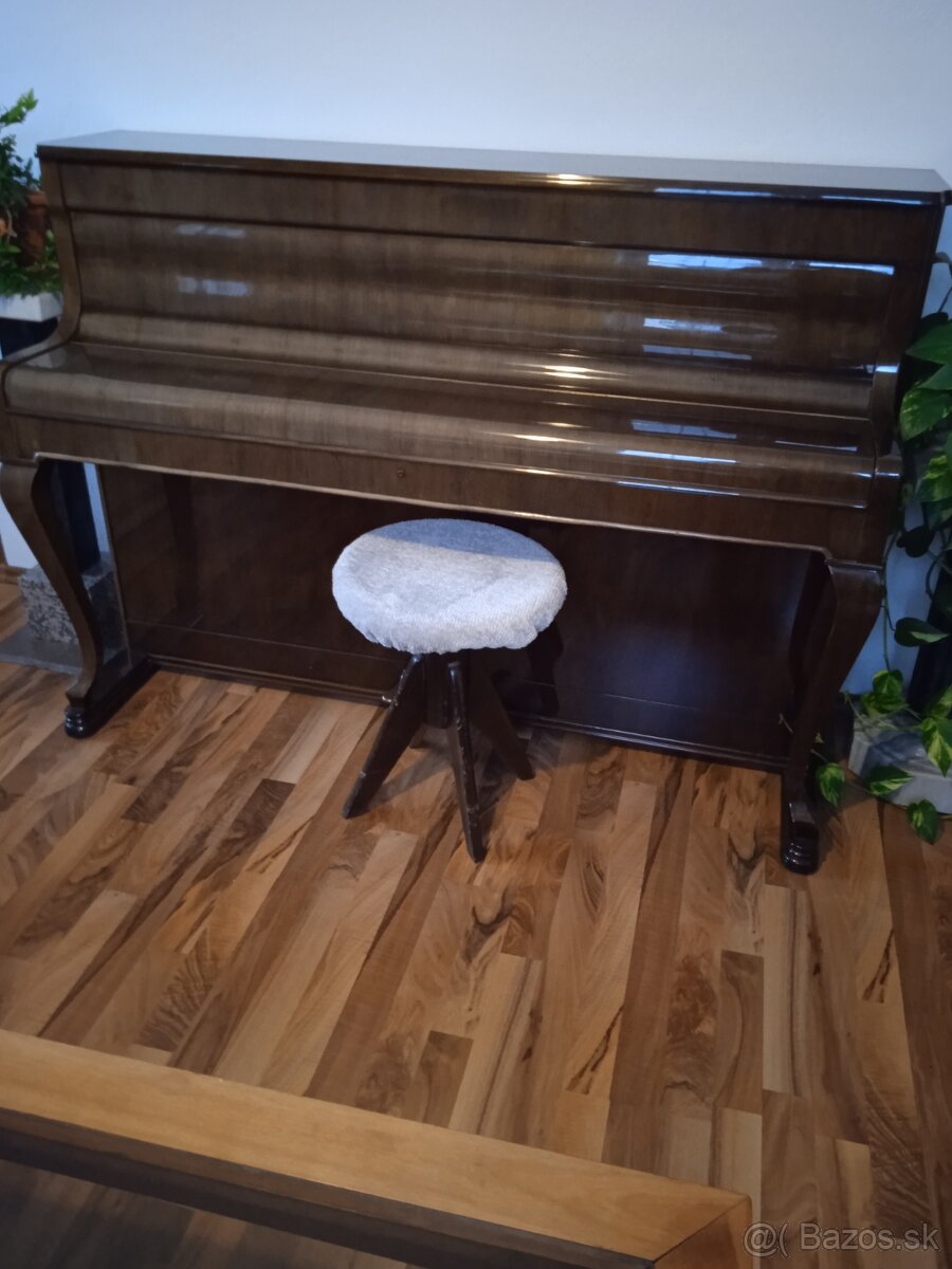 Elegantný klasický klavír - piano