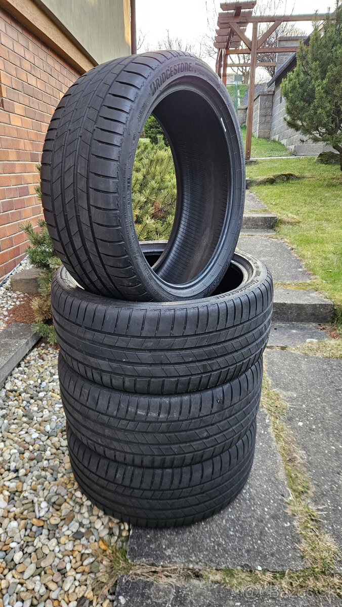 BRIDGESTONE TURANZA - 235/40 r19 (jedna pneu poškozena)