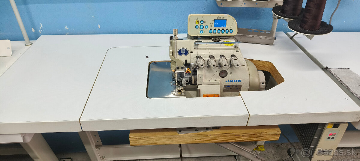 Průmyslový automatický 4 nitný overlock Jack JK-904E