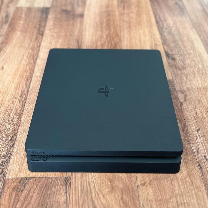 Sony playstation 4 1TB + ovladač