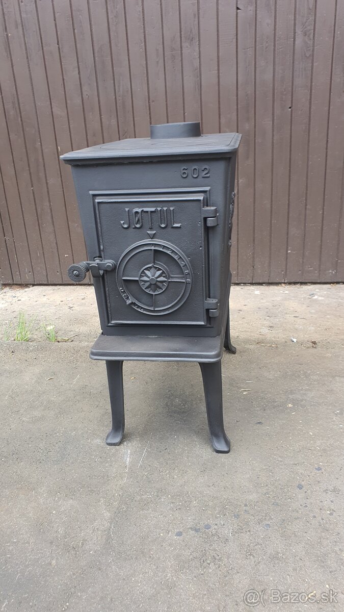 Liatinové kachle Jotul F 602 N čierný lak