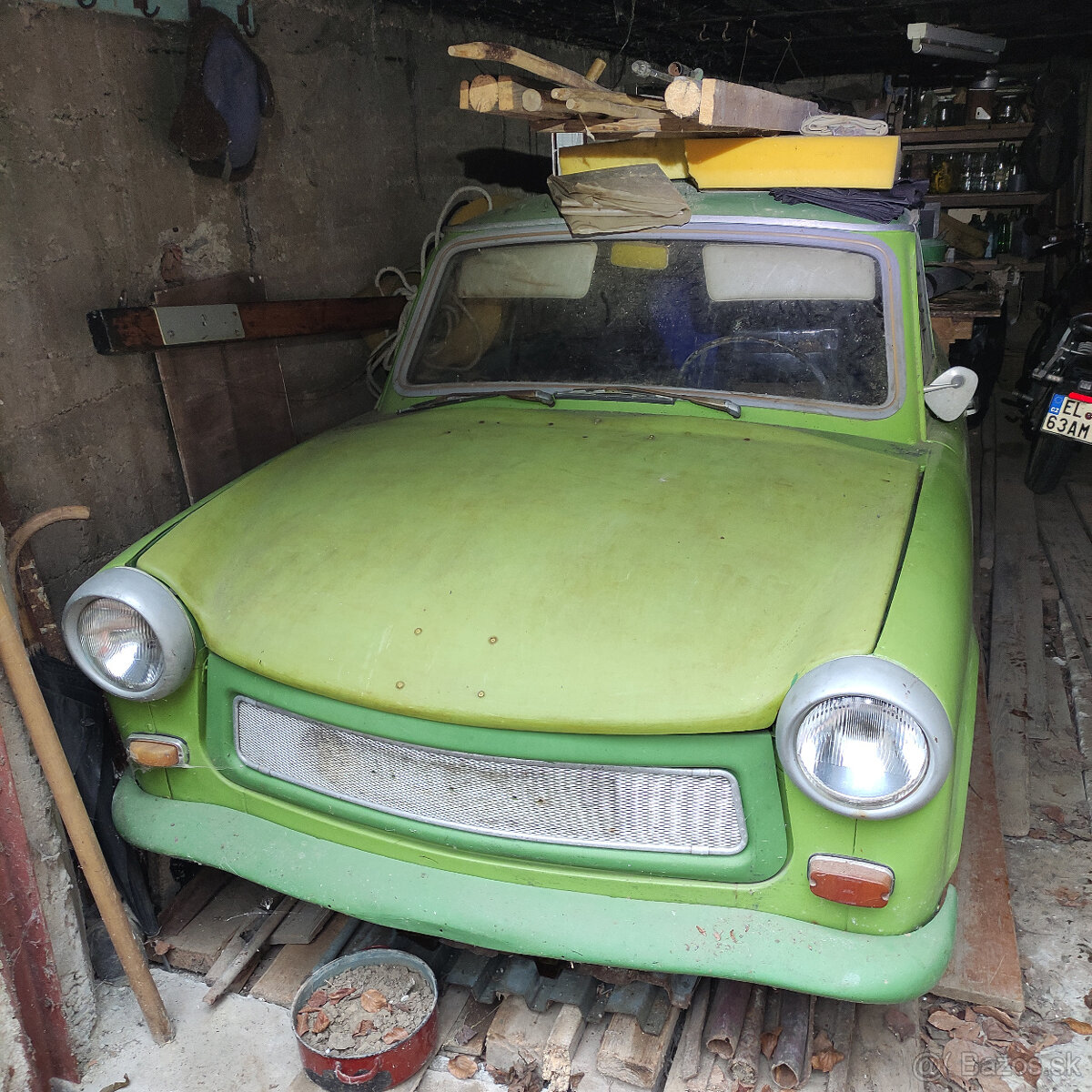 Trabant 601 s kopou náhradných dielov