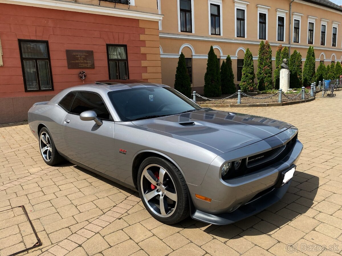 Dodge Challenger 6,4 SRT8