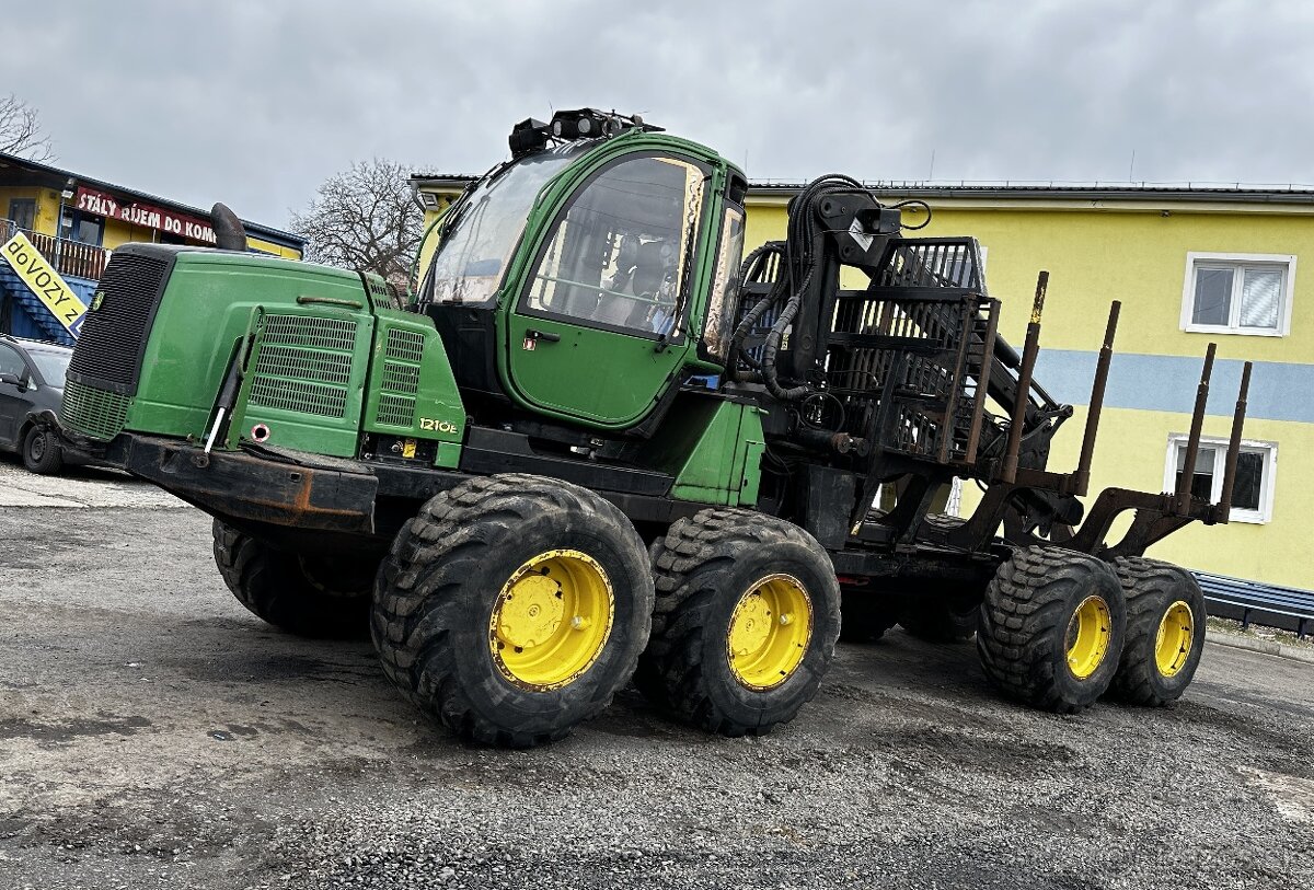 8x8 vyvážečka na 13t otočná kabina JD 1210E forwarder (2010)