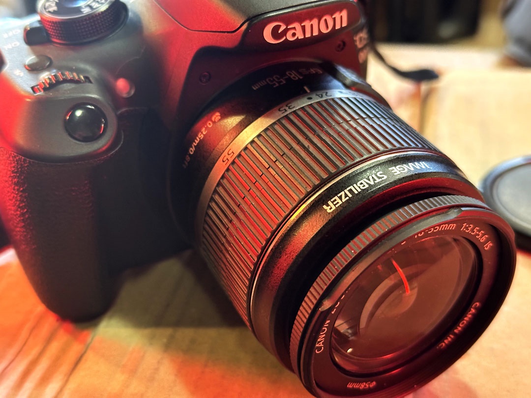 Canon EOS 1200D + objektív + 2x batéria a ďalšie