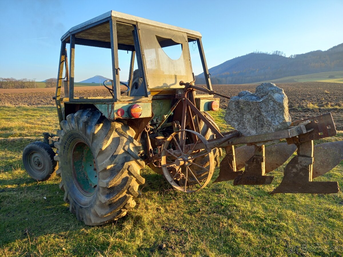 Predám traktor ZETOR stvorvalec, bez TP a ŠPZ.   Traktor poj