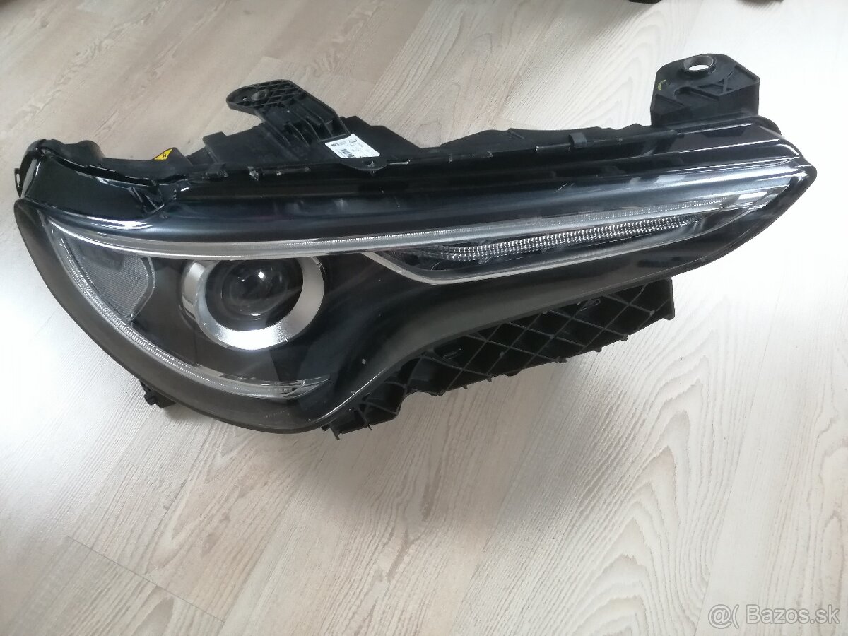 Alfa Romeo Stelvio pravý xenon s LED 50552984