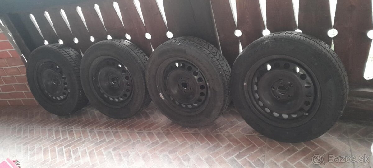 Zimne 215x65R17 Pirelli.