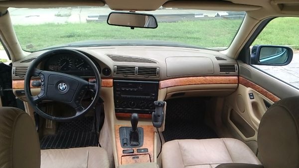 bmw e38	drevodeko , palubna doska, radio, tlacitka,volant,re