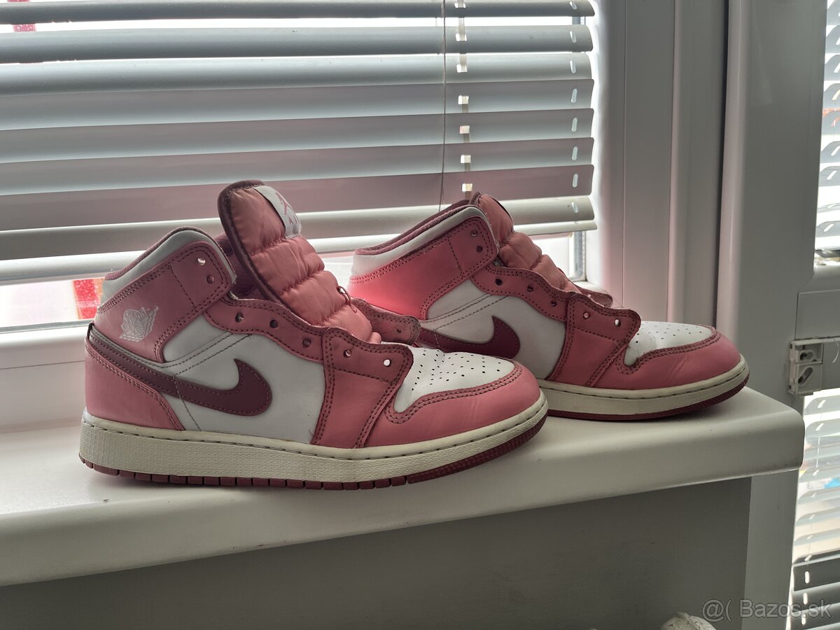 Nike air Jordan 1Mid Valentines day