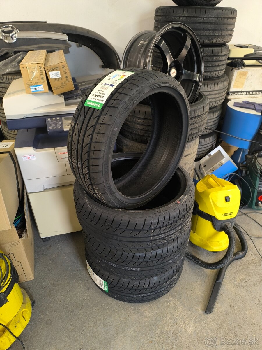 225/35 r19