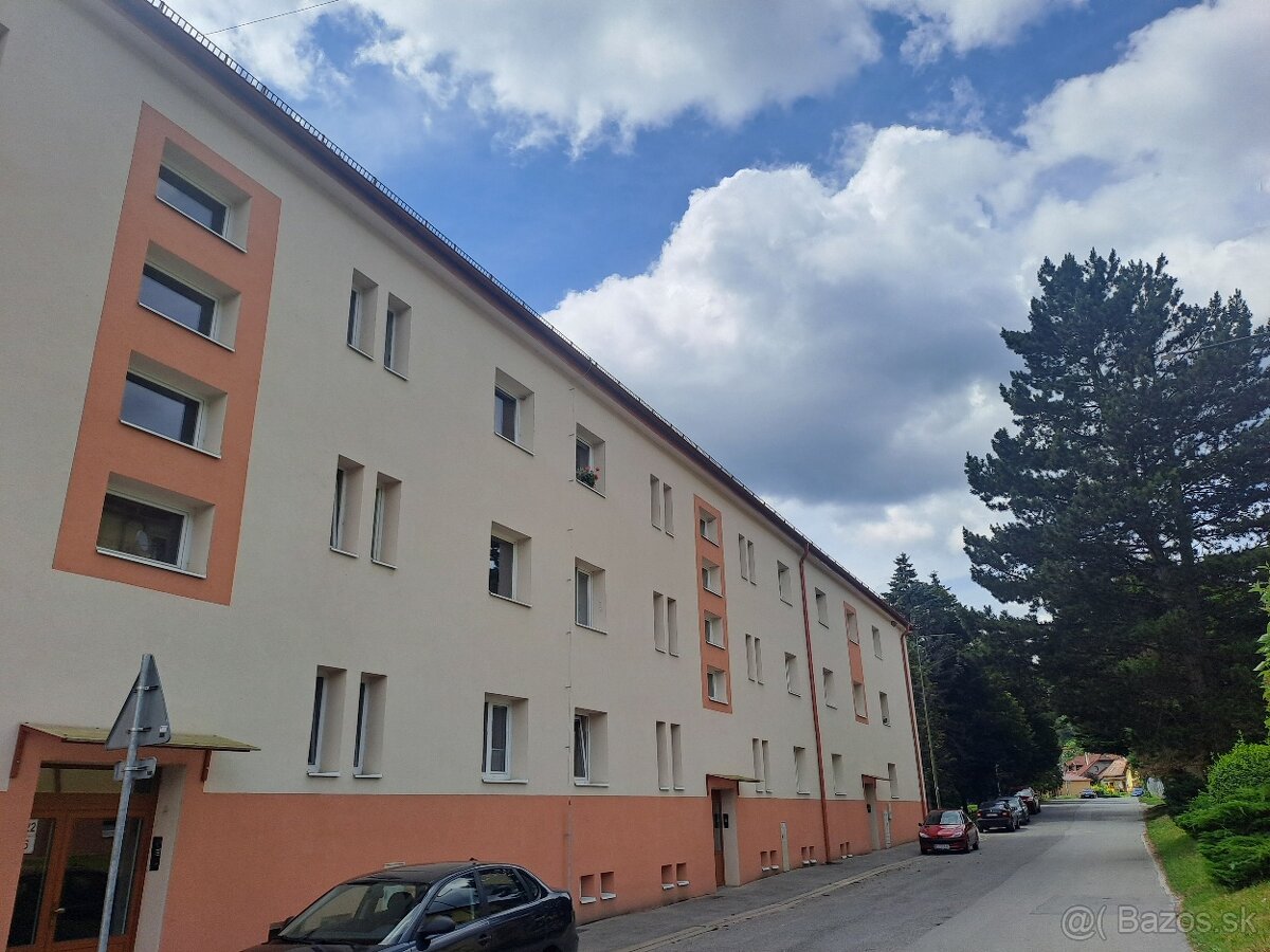 2.izbový ,zariadený  byt s balkónom na ulici,SNP v Gelnici.