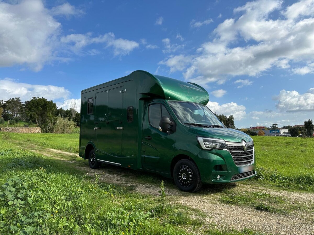 Prepravník koní Renault Master 5-miestny ATM / Automat