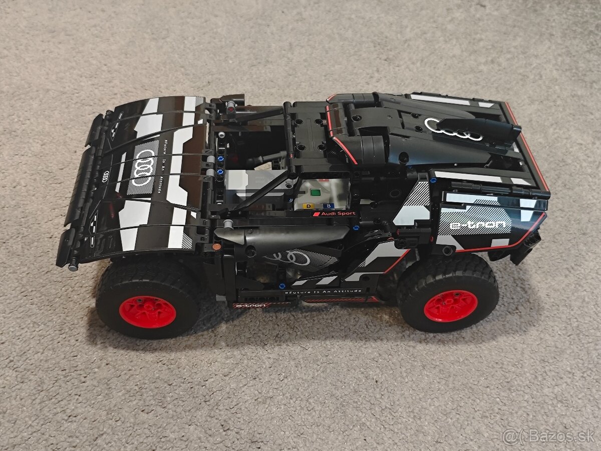 Predám lego technik Audi RS Q e-tron