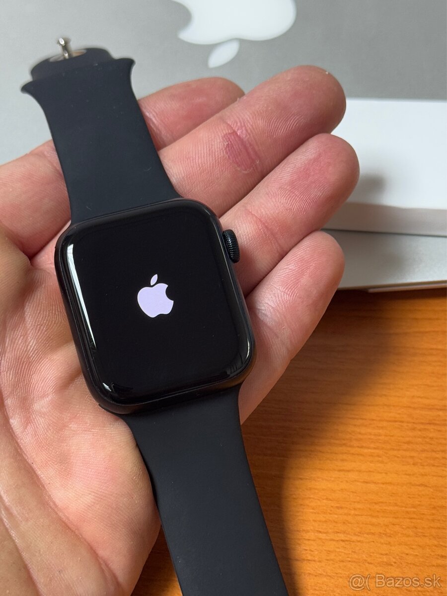 Apple Watch SE 2 44mm MIDNIGHT - záruka