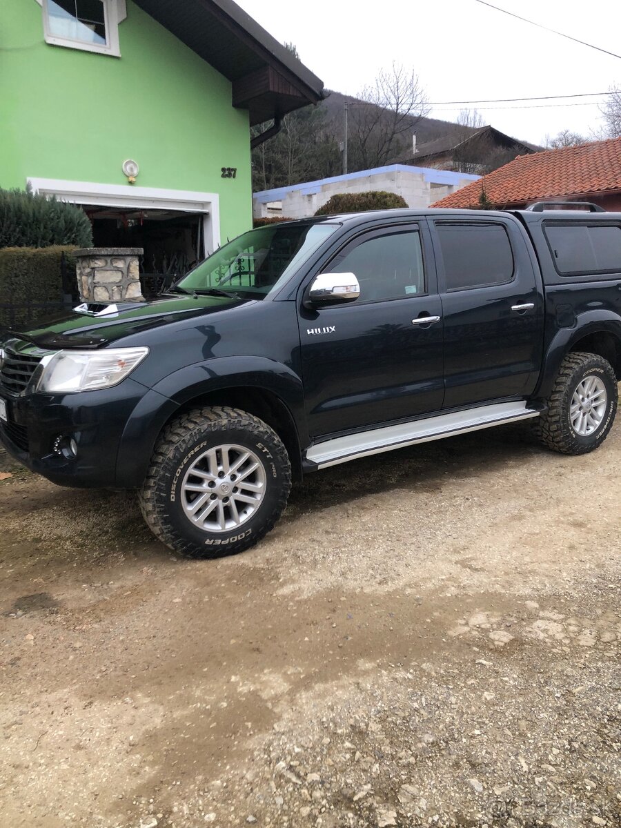 Hilux 3 liter Automat 160 tis km Kúpené na Sk Top stav