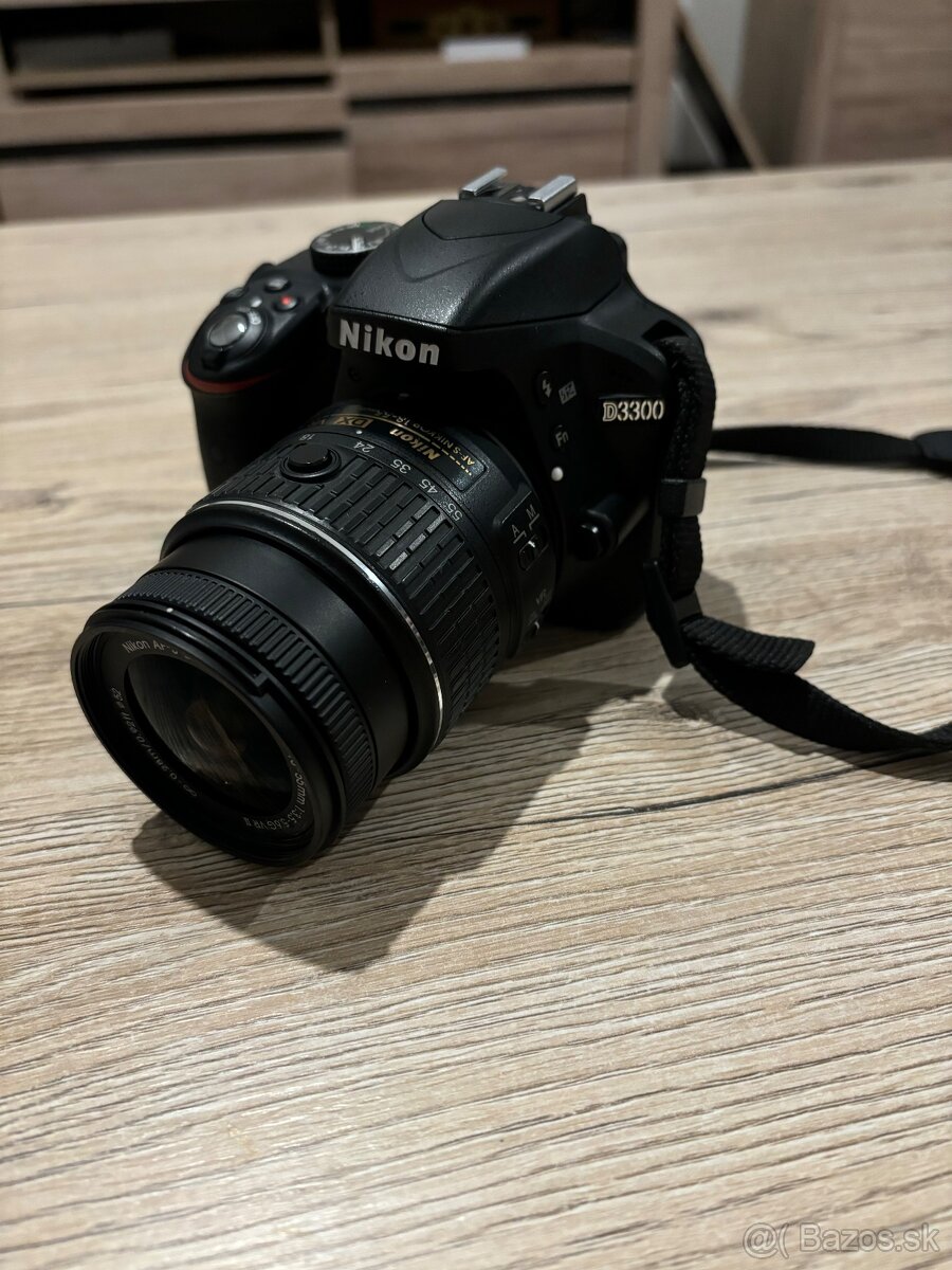 Nikon D3300 s objektivom