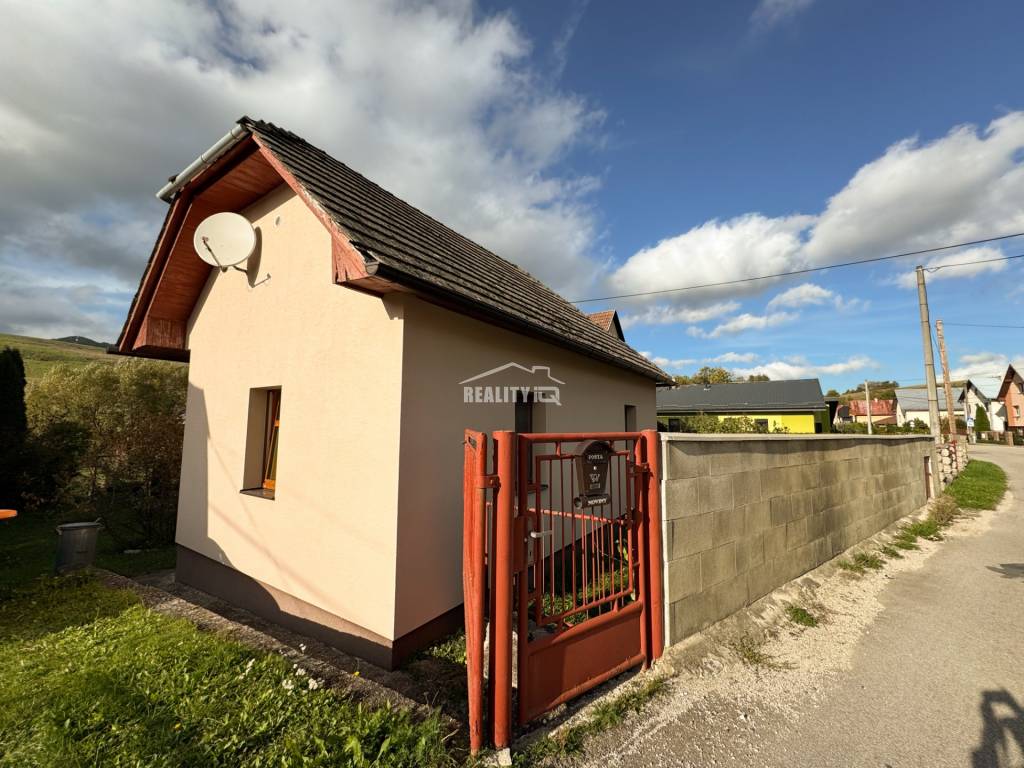 ELEGANTNÝ Rodinný dom s krásnym pozemkom a potôčikom plný mo