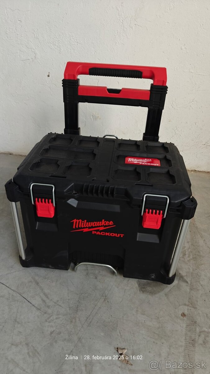 MILWAUKEE PACKOUT™ POJAZDNÝ BOX NA NÁRADIE

