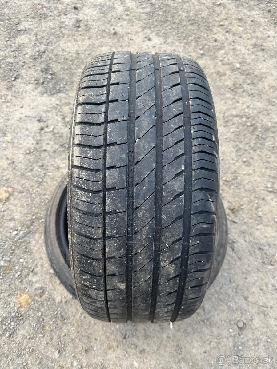 235/35r19