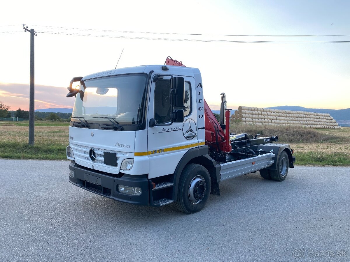 MERCEDES ATEGO 1218 - HÁKOVÝ NOSIČ KONT. + HYDR. RUKA