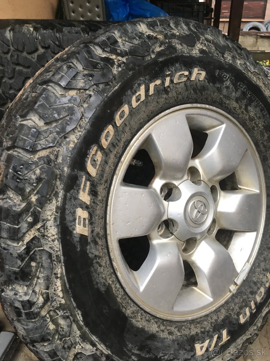 Kompletne obutie Toyota Hilux T/A, 30X9,50R15LT 104S XL