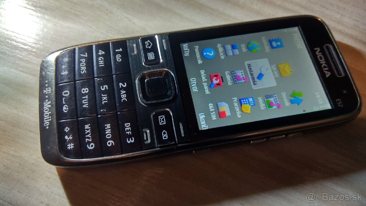 NOKIA E52