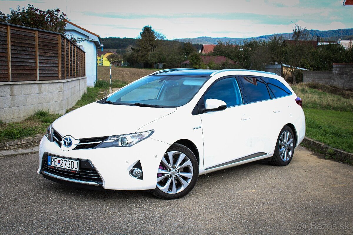 Toyota Auris Hybrid (elektro + benzín)