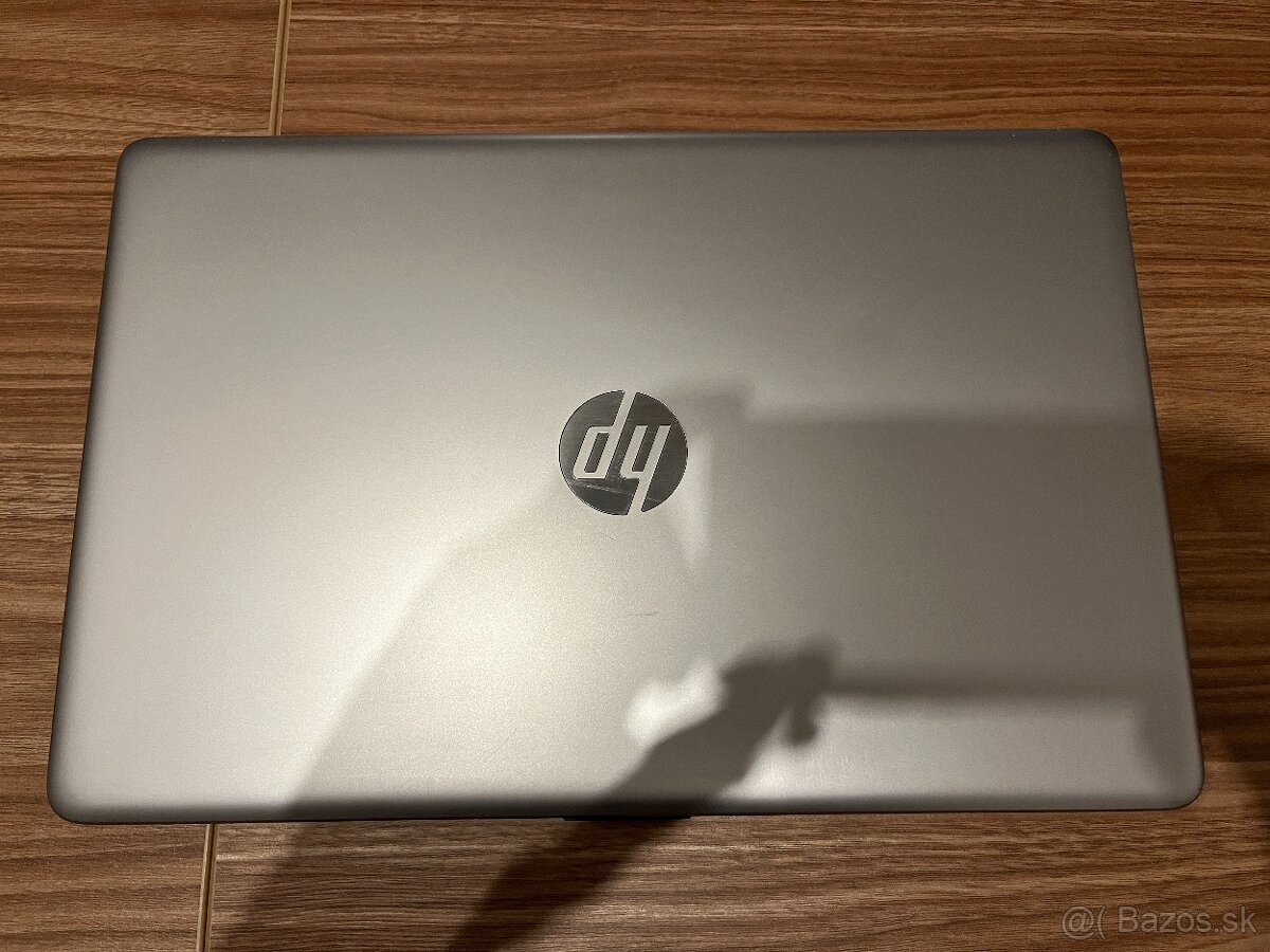 Zachovalý notebook HP 250 G7 + taška (2)