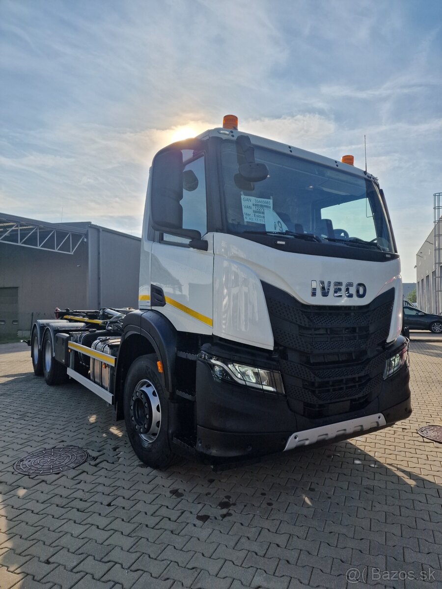 IVECO X WAY hakový nosič kontajnerov