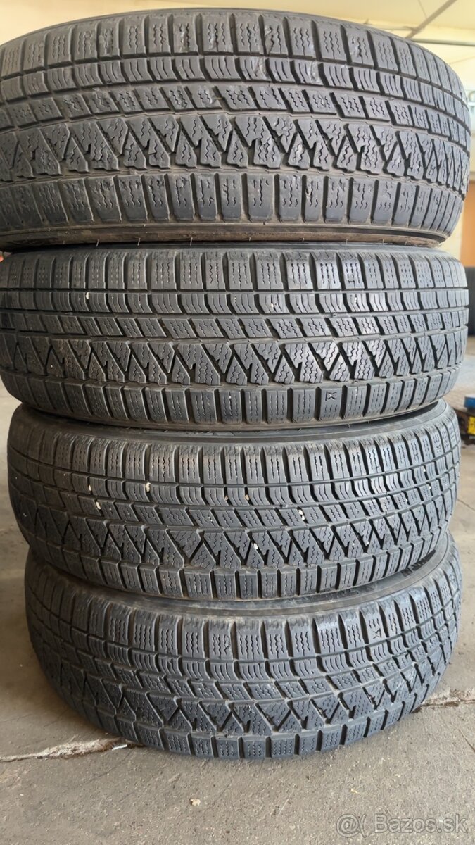 Kumho WinterCraft WS71 215/70 R16