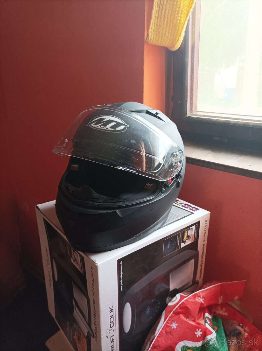 Prilba MT Helmets