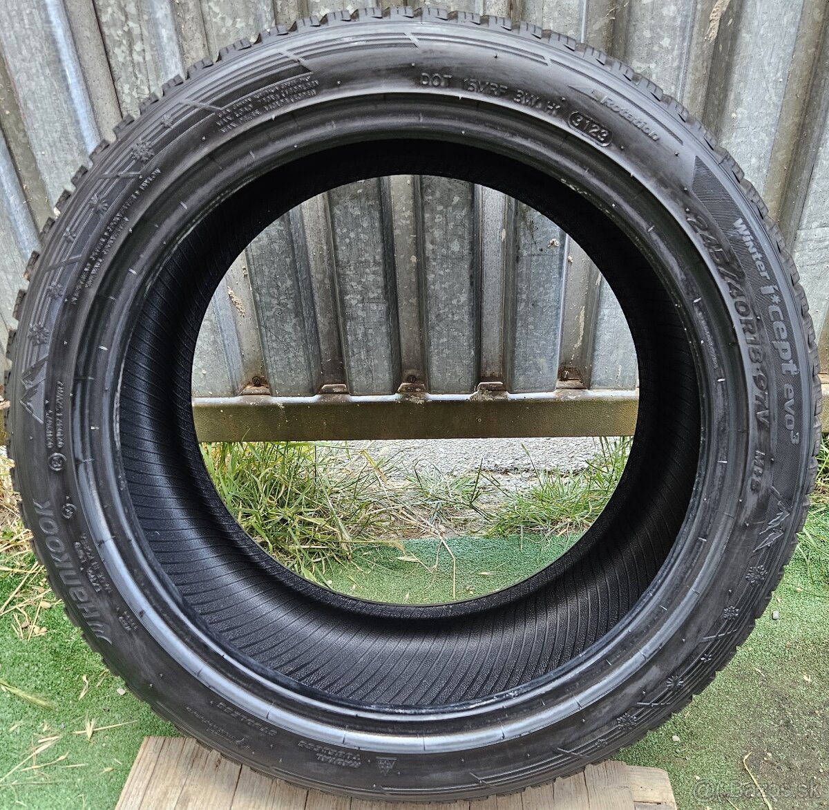 Špičkové,prakticky nejazdené zimné pneu Hankook - 245/40 r18