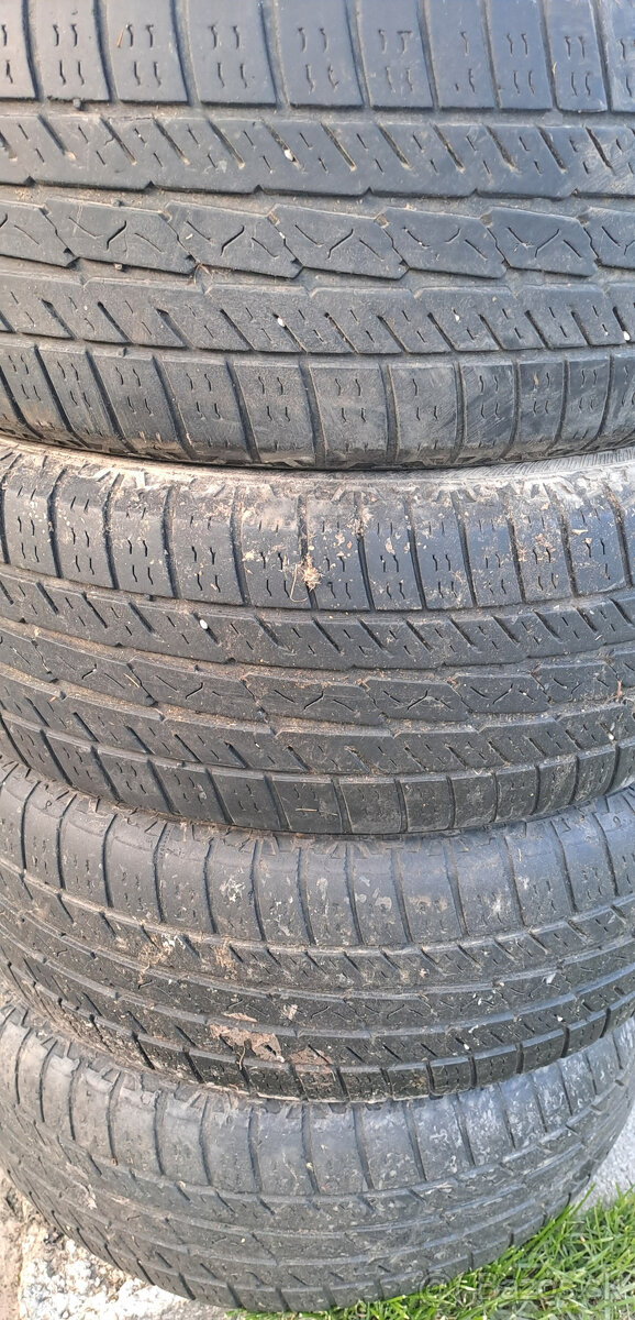 Predam letne pneu na SUV 215/65R16 Barum