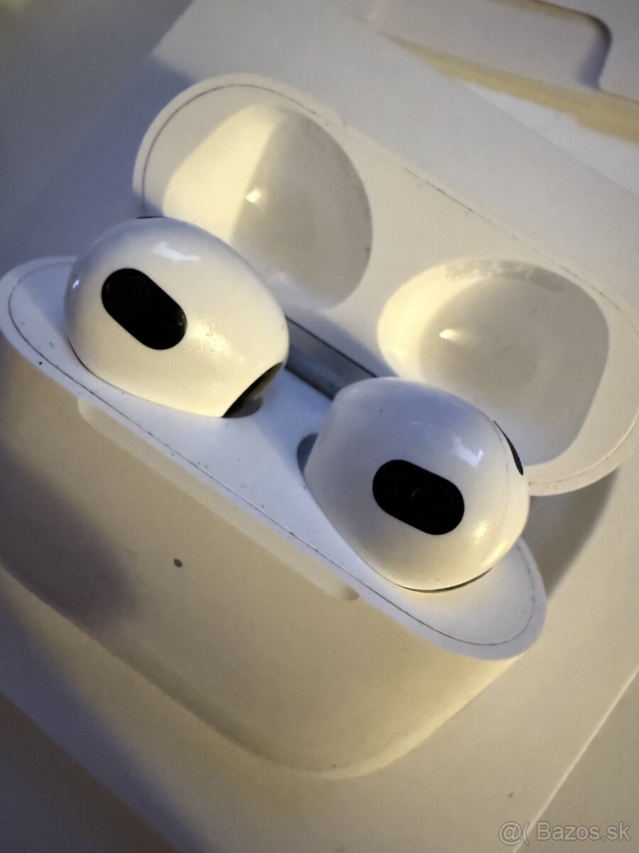 AirPods (3. generácie) s Lightning Charging Case