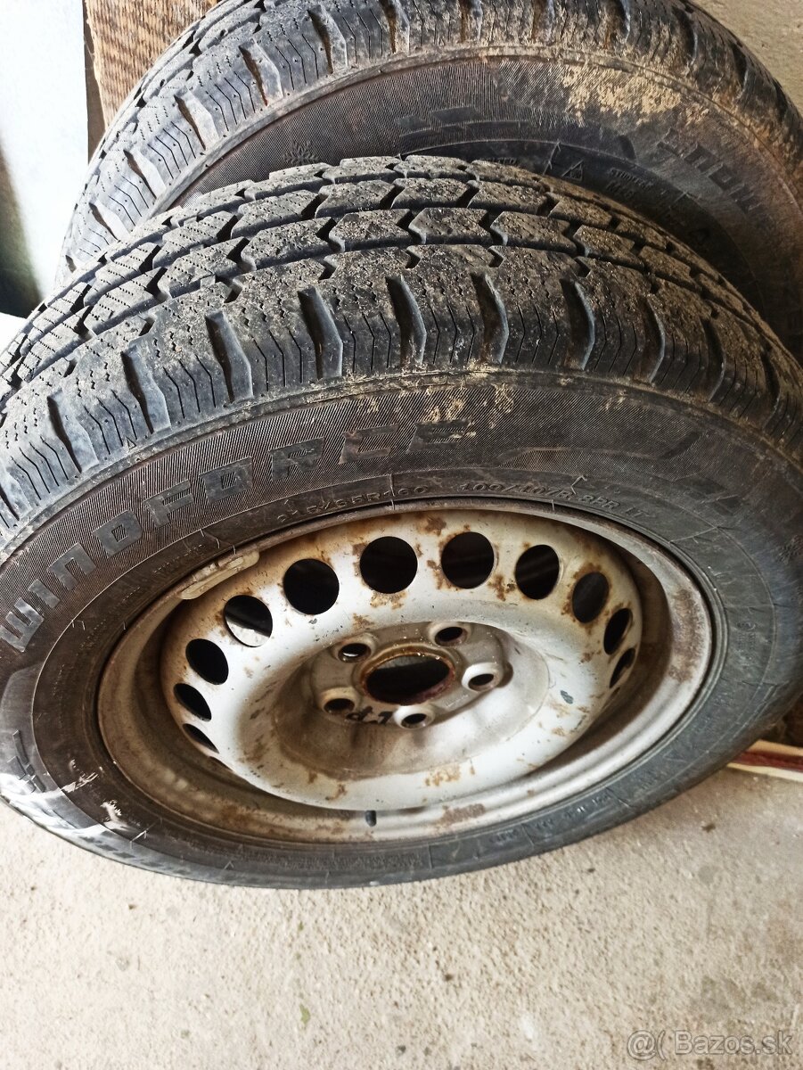 Predám pneu zimné 215/65 R16C bez plechov