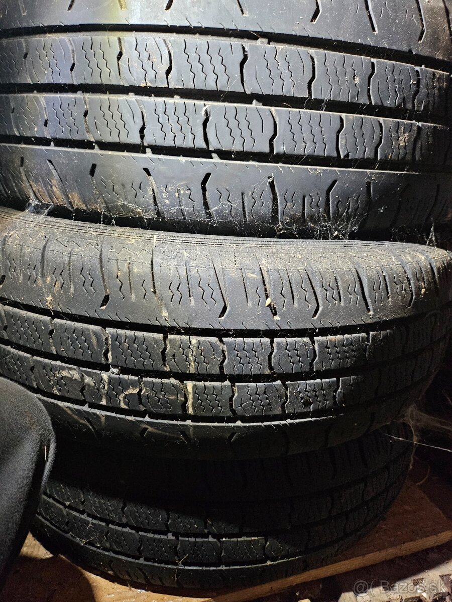 Predám celorocne pneumatiky 215/65 R16