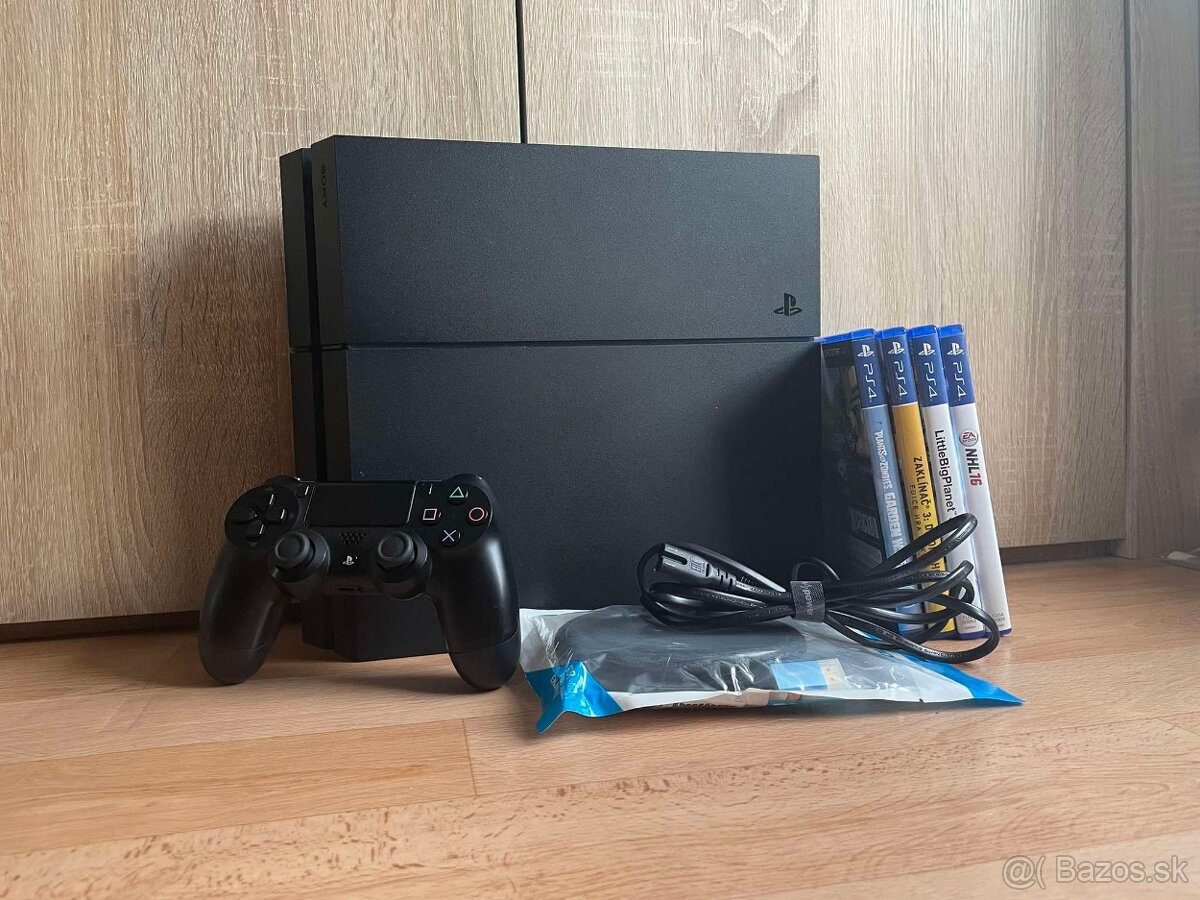 Playstation 4 + Dualshock 4 + 4 hry + kabeláž