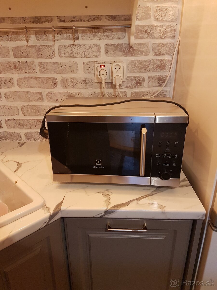 mikrovlnná rúra s grilom Electrolux EMS20300OX v modernom ne