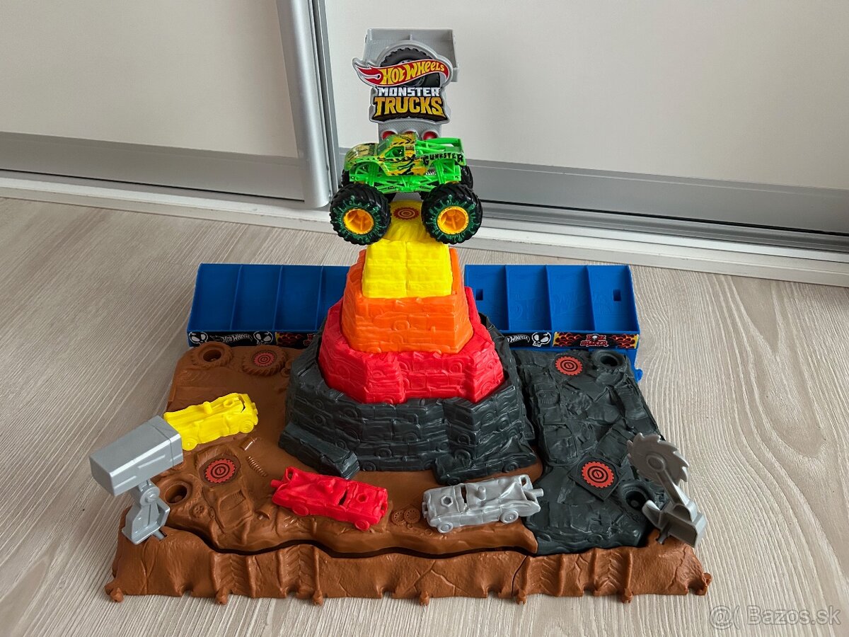 Hot Wheels Monster Trucks Ultimate Crush Yard