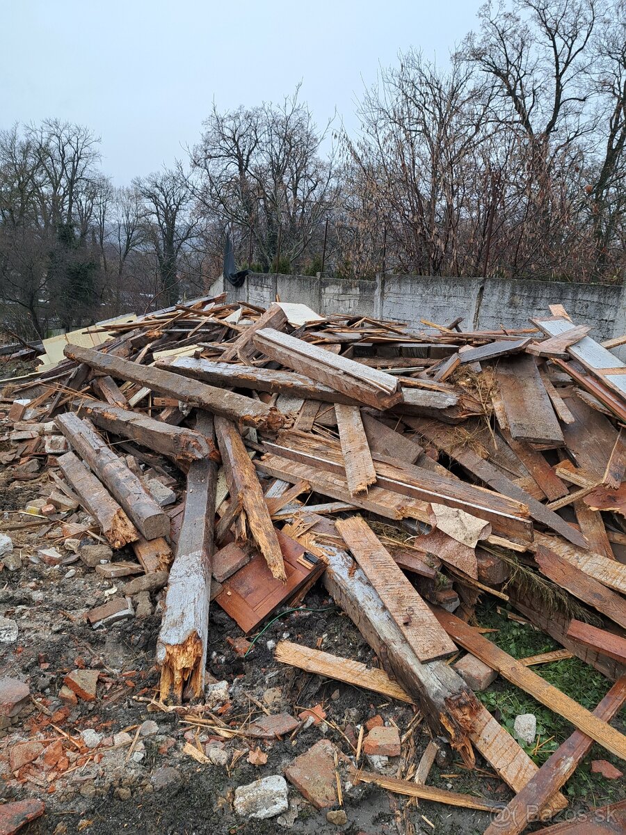 Darujem drevo zo zbúranej strechy