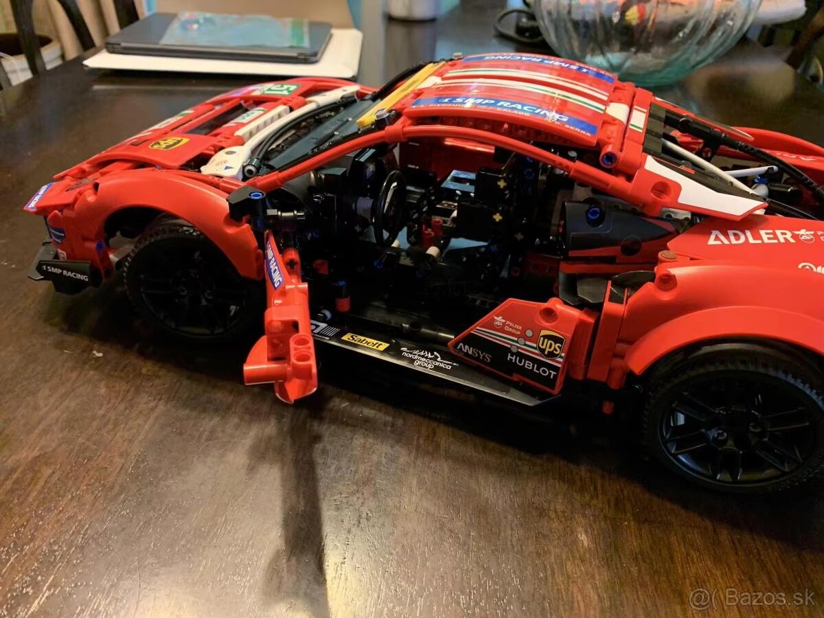 Ferrari 488 GTE (podobne ako lego)