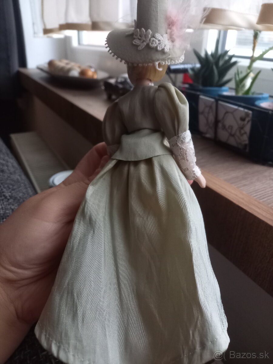 Mini porcelánová bábika