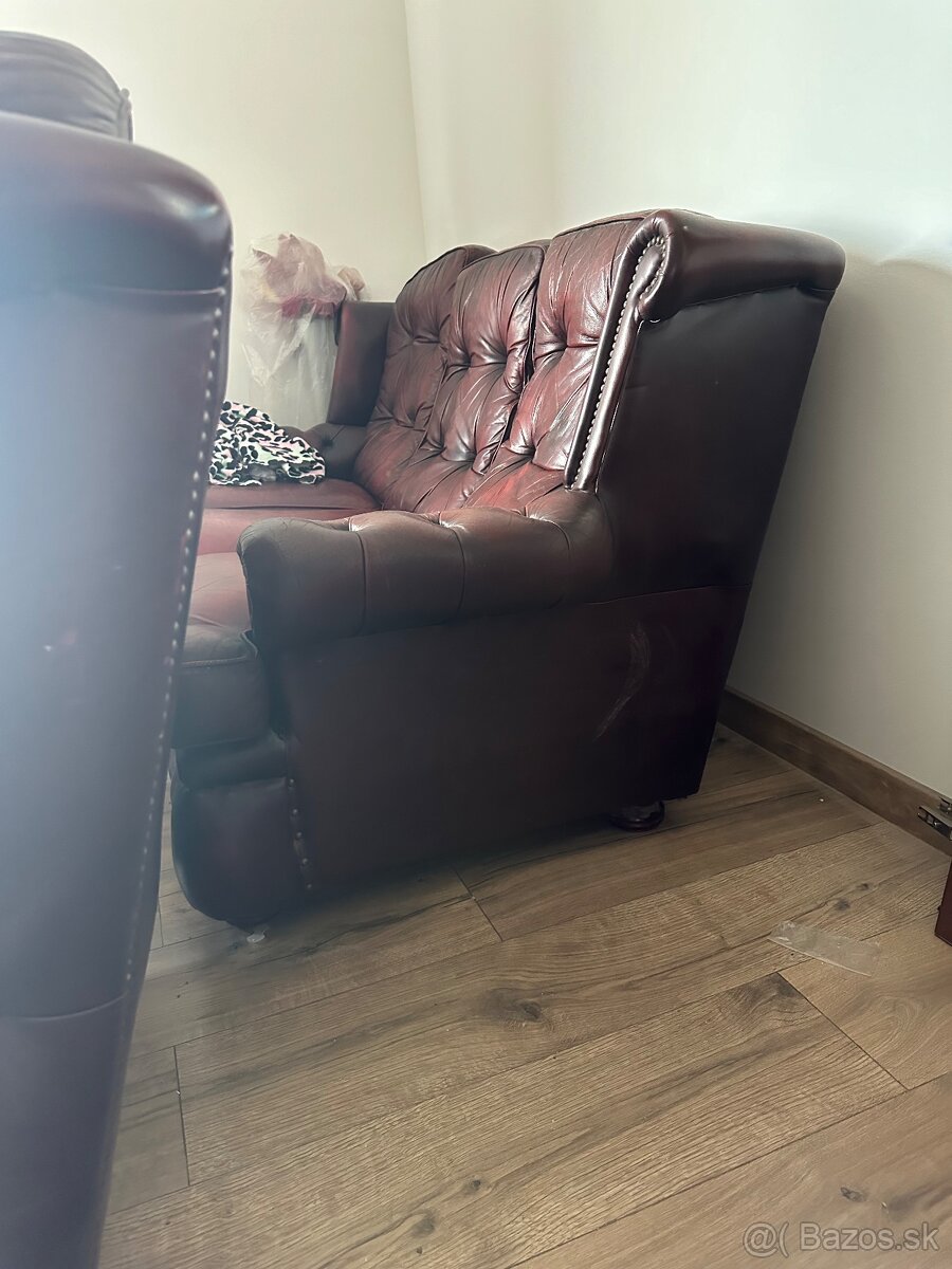Kožená sedačka s kreslom chesterfield