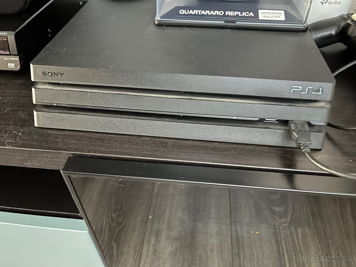 Predám Playstation 4 pro čierna